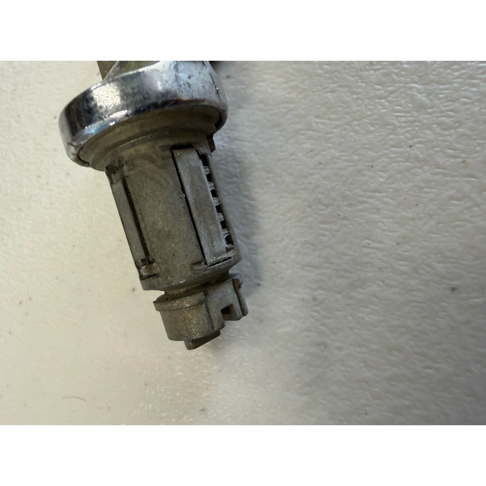 Vintage Briggs & Stratton Ignition Lock Cylinder with 2 Keys 8885 Milwaukee USA